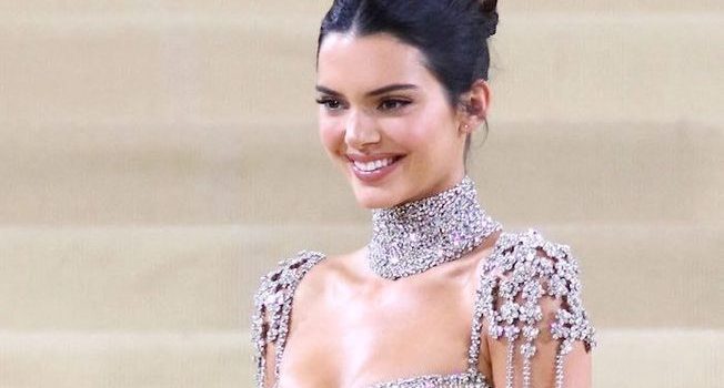 Kendall Jenner, les sœurs Olsen ses stars qui portent des lunettes ovales de façon stylé